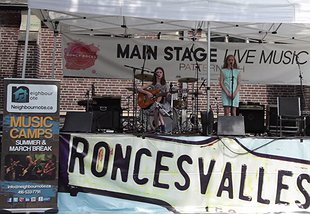 Eva & Phoebe Performing Live at Roncy Rocks